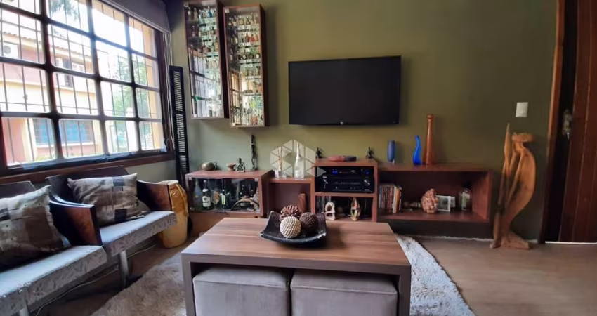 Casa em condomínio Três dormitórios