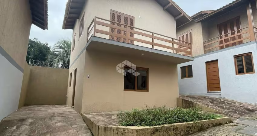 Casa estilo sobrado, em condomínio fechado, com 3 dormitórios, sendo 1 suíte, com terraço e vista para o Guaíba