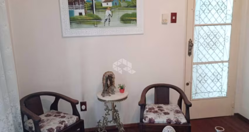Apartamento à venda, 2 dormitórios, com sacada no bairro Centro Histórico - Porto Alegre/RS
