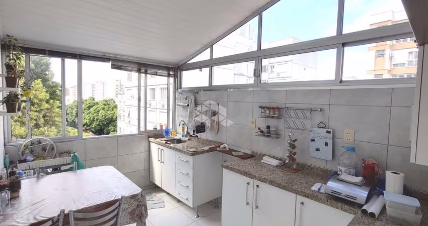 Apartamento de 2 dormitórios, com 2 vagas cobertas, 53m², elevador, no Centro Histórico