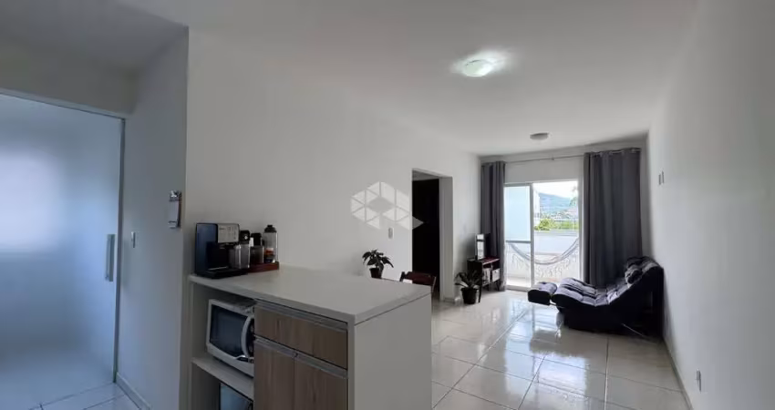 Apartamento semimobiliado com 2 quartos e sacada com churrasqueira em são josé