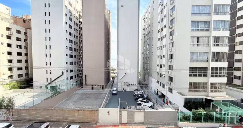 Apartamento 2 dormitórios mais dependência no Centro de Florianópolis SC