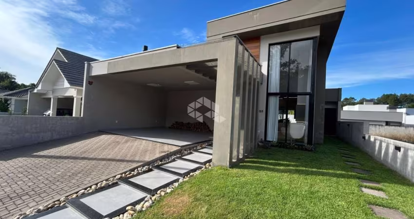Casa semimobiliada com 3 dormitórios e piscina no Royal Country!