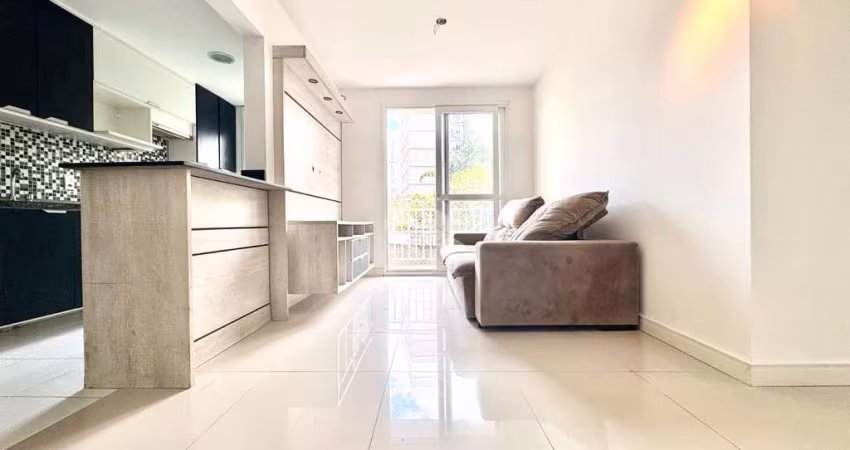 Apartamento com três quartos, sacada e churrasqueira, perto do Iguatemi