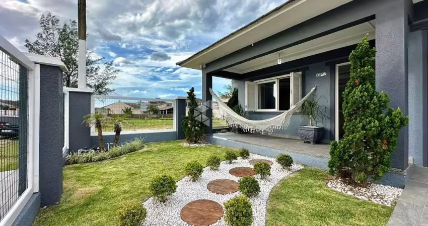 Casa 04quartos/dormitórios e 02 vagas/box em atlântida sul!