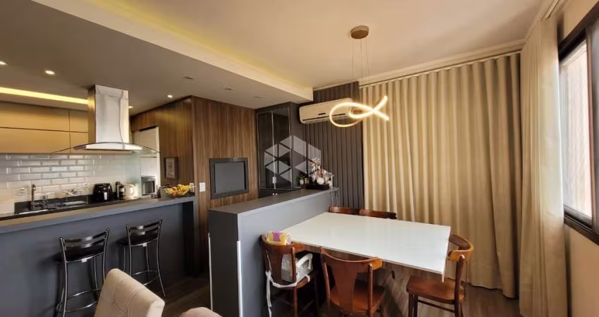 Excelente Apartamento 02 Dormitórios com 01 suíte todo reformado e 02 vagas de garagem em rua calma no Bairro Jardim Botânico