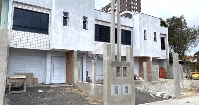 Sobrado duplex entrega para final de setembro, composto por 2 suítes, sala de estar e jantar, cozinha, área de serviço, lavabo, churrasqueira, no Cent