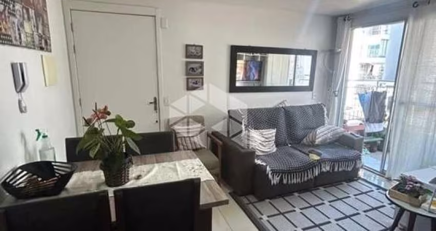 Apartamento 2 dormitórios com sacada.