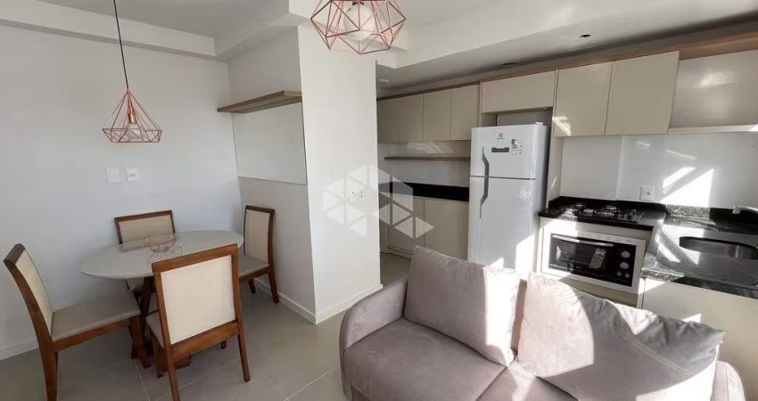 Apartamento de 02 dormitórios, 01 suíte, vaga de garagem, no Navegantes.