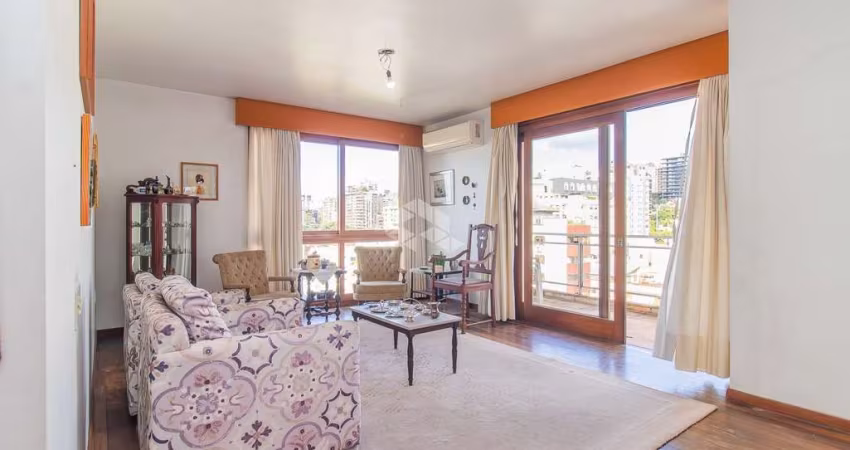 Localizado no coração do Auxiliadora, com 136m² privativos, duas vagas e muito potencial para você colocar seu estilo em cada ambiente!