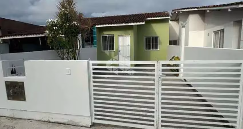 Casa 02 dormitórios em São José / Forquilhas