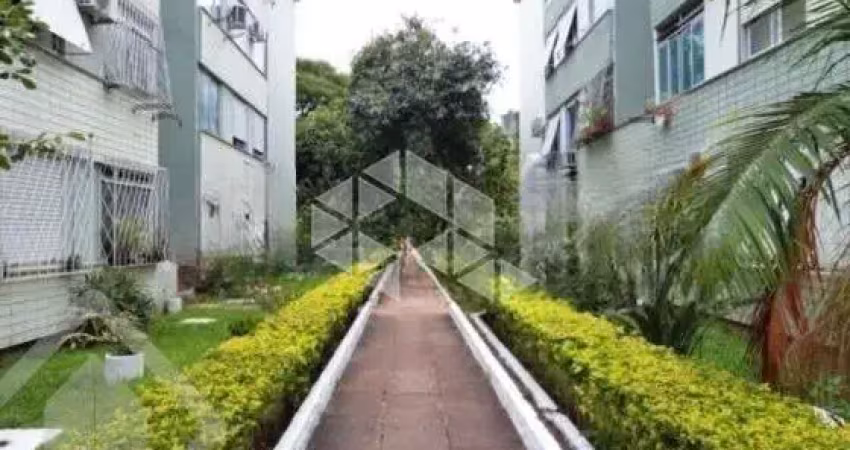 Apartamento térreo em condomínio fechado no bairro Cavalhada.