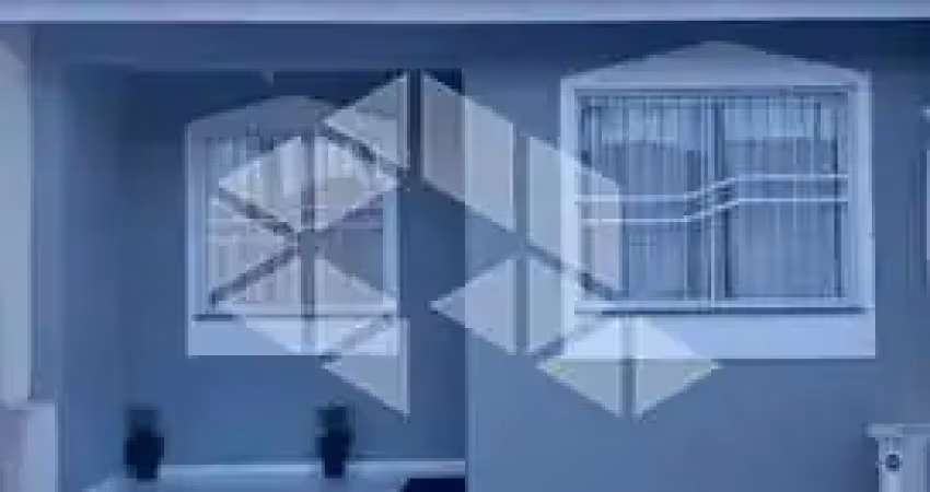 Casa com 2 dormitórios com pátio na frente e nos fundos