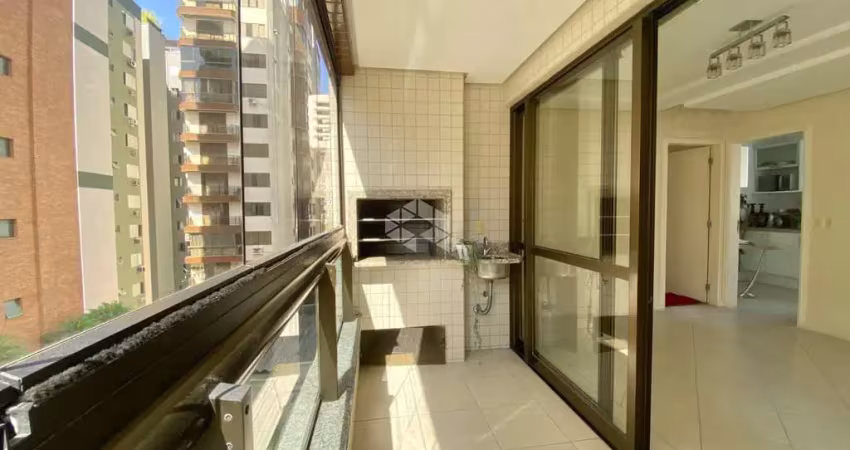Apartamento amplo semimobiliado com 3 quartos sendo 1 suíte e 2 vagas no centro de florianópolis/sc