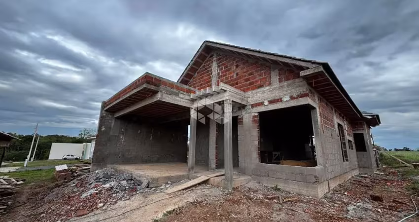 Casa em construção com 03 dormitórios em linha santa cruz!