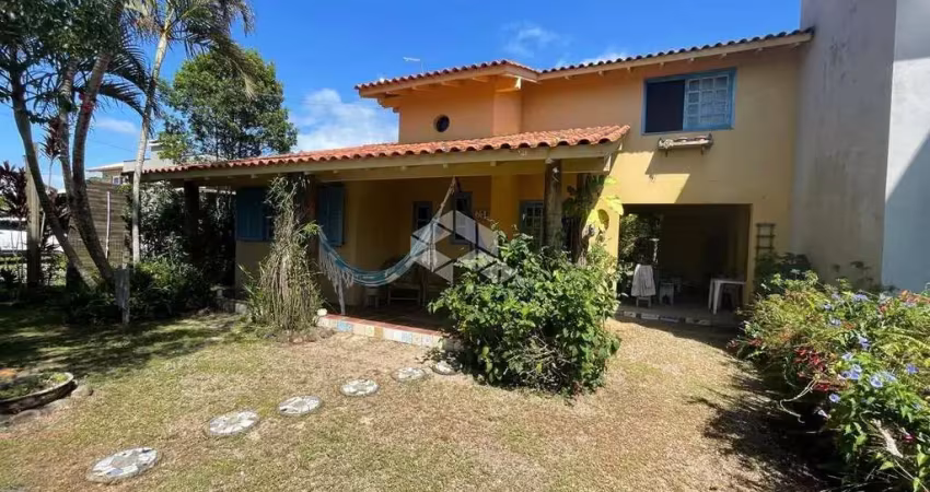 Casa com 4 quartos, 4 vagas, 170 m² construídos, terreno de 366 m² na praia da barra em garopaba sc