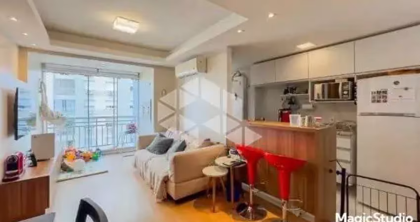 Apartamento semimobiliado em andar alto, 2 dormitórios, 1 suíte, living com 2 ambientes, sacada, 1 vaga