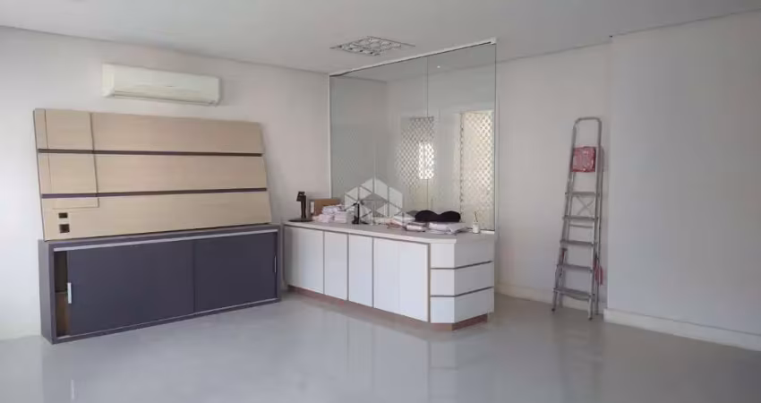 Sala comercial 46,95m2 centro histórico de poa/rs c/ banheiro e cozinha separadas, sala ampla e clara!