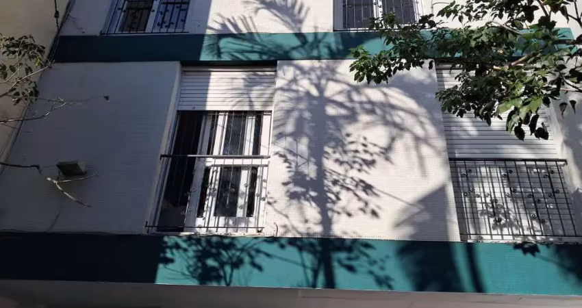 Apartamento espaçoso, andar alto, silencioso e bem ventilado.