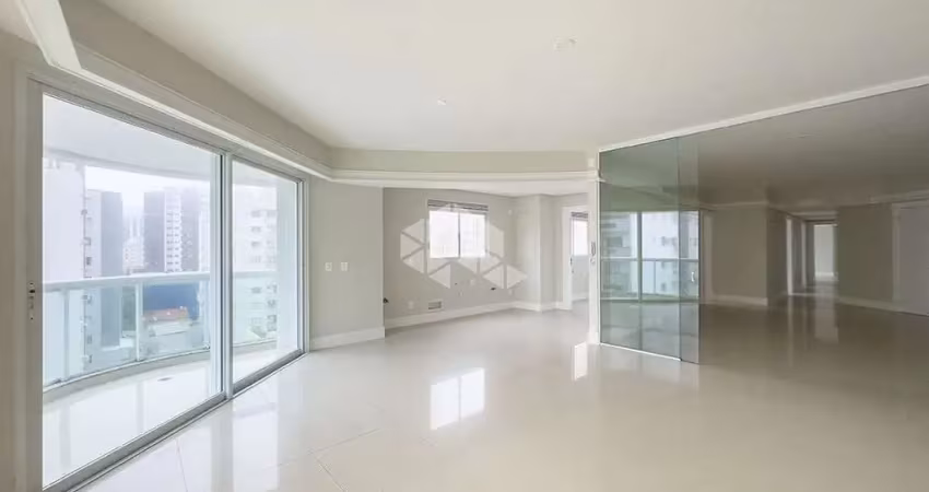 Apartamento 03 dormitórios, 03 suítes e 03 vagas de garagem.