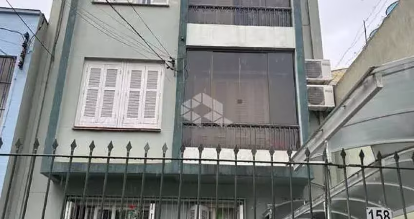 Apartamento de 2 dormitórios com 75m² privativos reformado, próximo ao colégio militar e redenção.