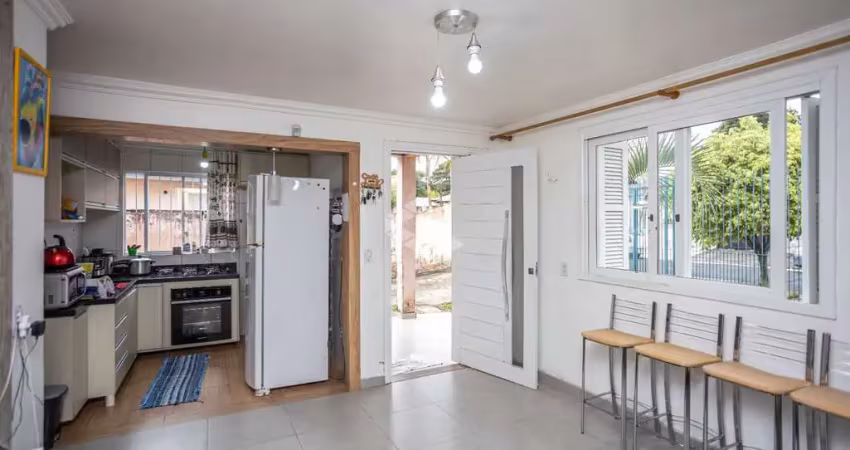 Casa com 3 quartos, sendo 1 suíte, sala de estar, cozinha planejada, banheiro social e pátio com piscina. no nossa  sra. das graças