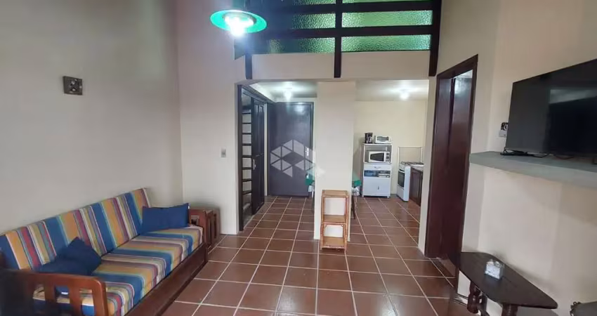 1 dormitório com lareira e churrasqueira privativa em condomínio com piscinas e lazer completo!
