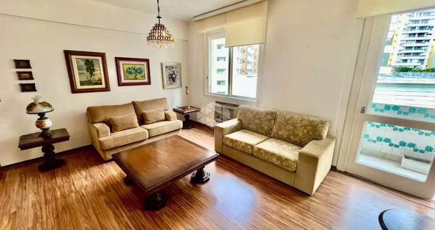 Apartamento semimobiliado com 3 quartos e sacada no coração do centro de florianópolis