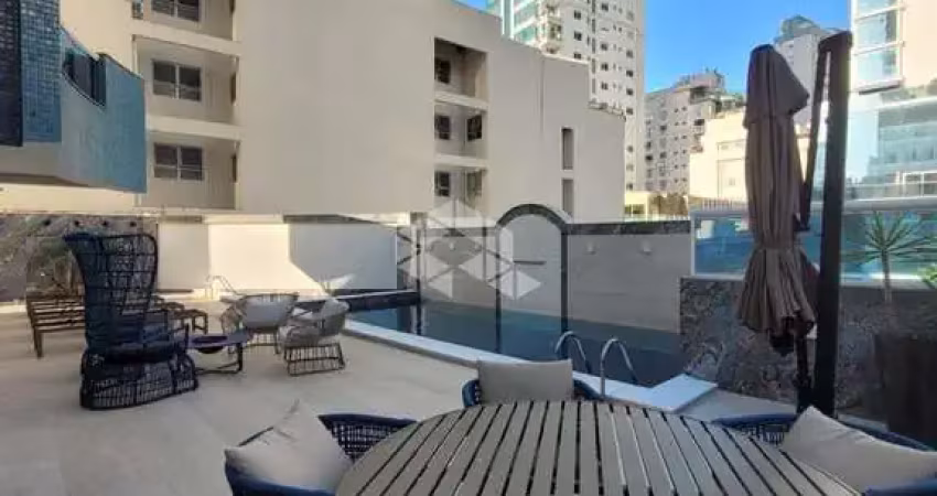 Apartamento com 3 quartos, 3 suítes e 3 vagas de garagem.