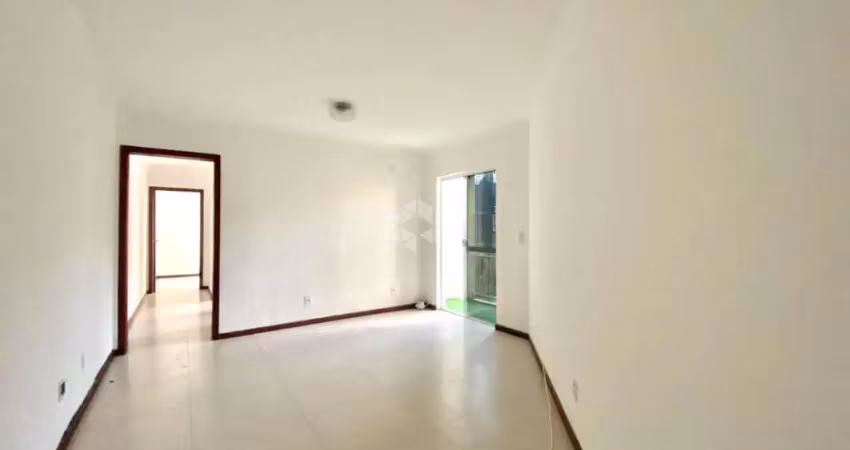 Apartamento térreo com 2 quartos, sacada, amplo living, banheiro com ventilação natural