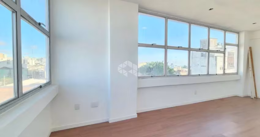 Sala comercial desocupada , de frente, com portaria presencial e vaga de garagem coberta