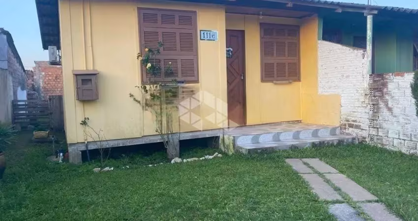 Casa de 2 quartos, 1 banheiro, pátio amplo e gradeada.
