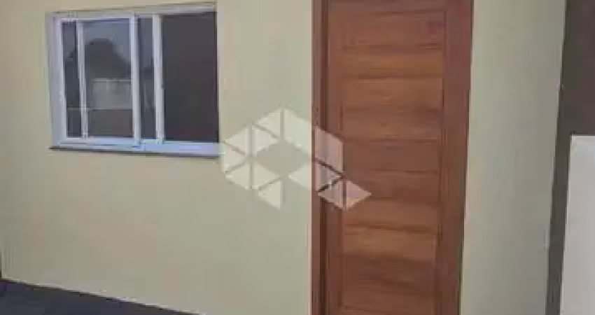 Casa térrea com 2 dormitórios, amplo quintal e vaga de garagem em são joão do rio vermelho, florianópolis