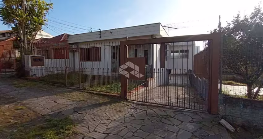 Casa em um terreno amplo localizada no bairro jardim itu, próximo a av. tenente ary tarrago.