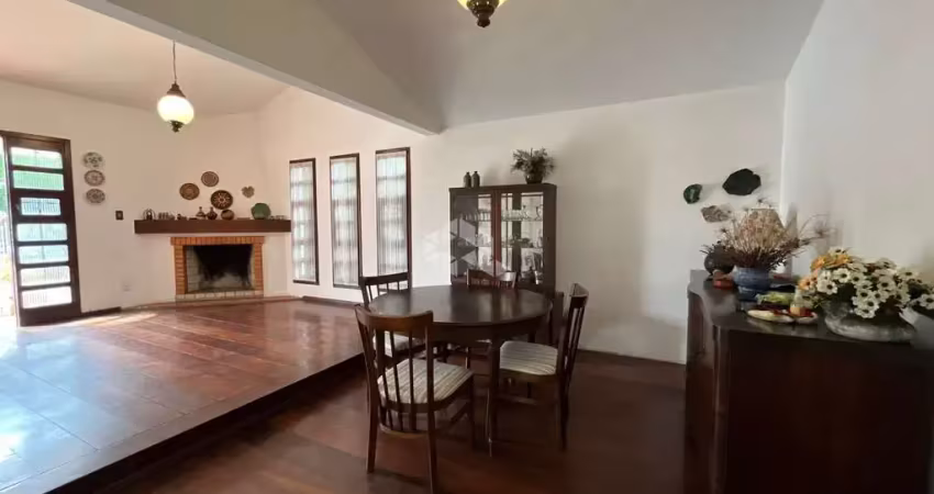 Casa a venda com 330m² de área total no bairro guarujá, 3 dormitórios, pátio e 4 vagas