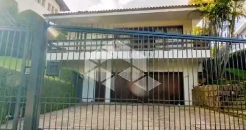 Linda casa com piscina e terreno de 20 x 45 metros.