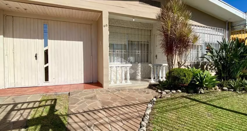 Casa com 3 quartos sendo uma suíte, cozinha, churrasqueira, placa solar. otima posição solar