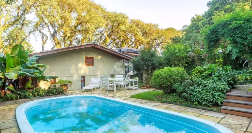 Casa com 213m² de área privativa, 3 dormitórios, 1 suíte, pátio amplo com piscina  no jardim isabel
