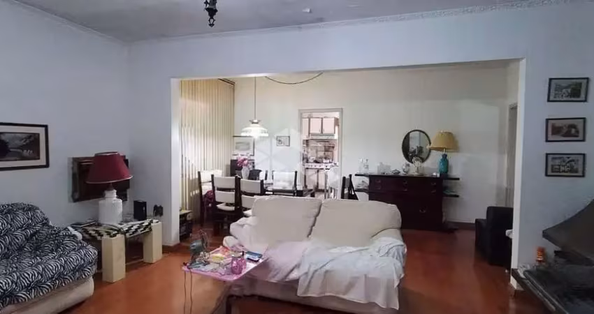 Casa térrea, 4 quartos sendo suíte, com lareira na sala, garagem para 4 carros, churrasqueira e deposito no jardim lindóia