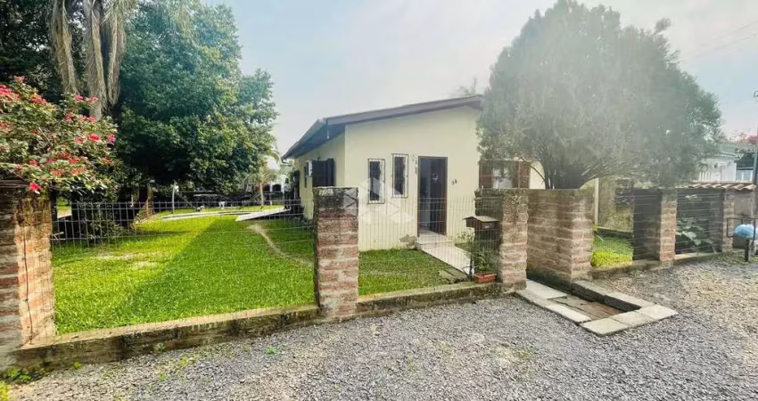 Casa de esquina, 3 dormitórios,  no bairro esmeralda!