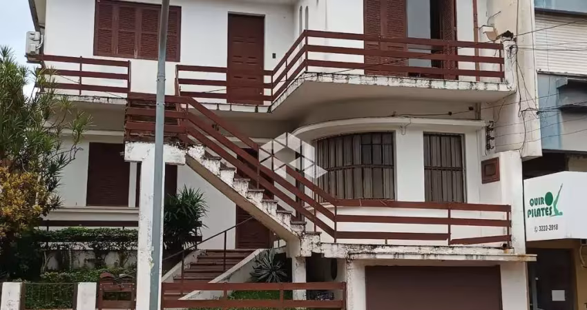 Casa de 03 dormitórios com garagem à venda no bairro centro em santa maria
