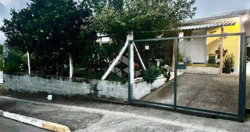Casa com 69,75m² de área total, 3 quartos, 2 vagas de garagem no bairro monte verde