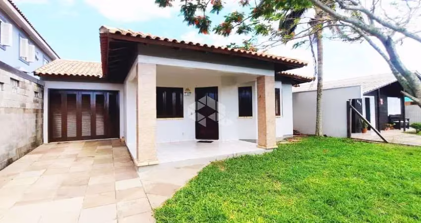 Casa com 3 quartos sendo 1 suíte, com garagem fechada, mobiliada, em capão da canoa.