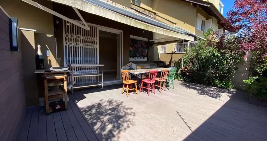 Casa em condomínio com 03 dormitórios sendo 01 suíte com closet e 01 banheiro social no vila jardim