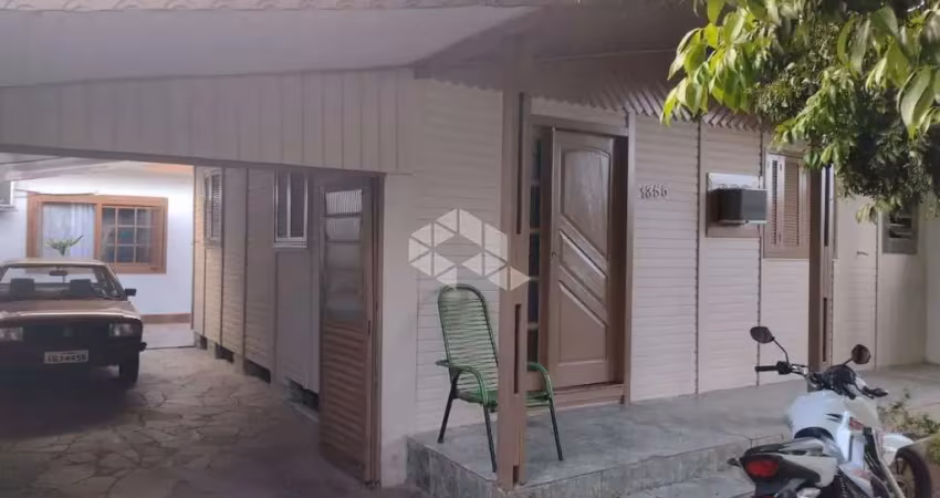 Terreno com 2 casas de madeira no bairro moinhos de vento em canoas