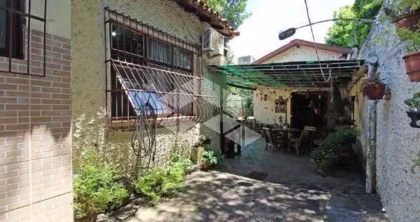 Casa em ipanema com amplo pátio e a duas quadras da orla do guaíba, próx.santuário n sra aparecida