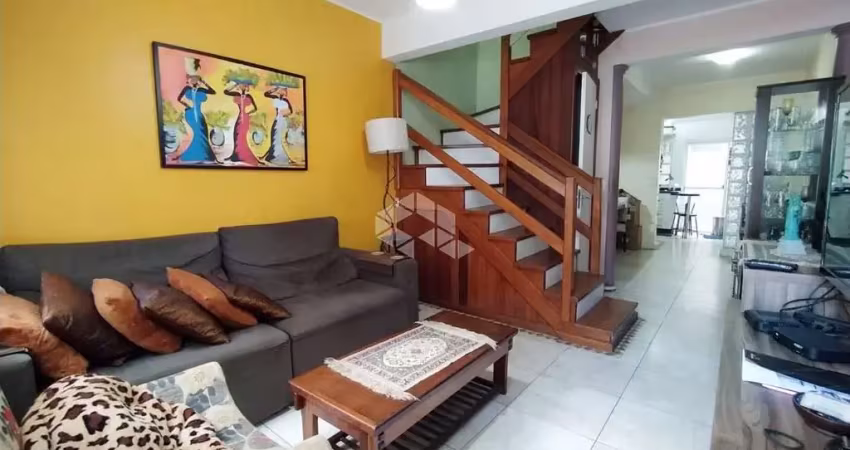 Casa triplex em condomínio fechado, 3 dormitórios sendo 1 suíte master no bairro humaita, em porto alegre