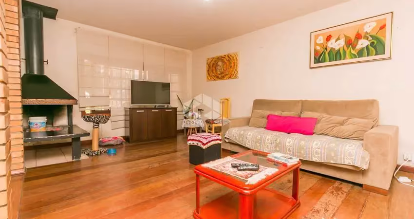 Casa 3 dormitórios/quartos.com suite e 3 vagas de garagem no bairro auxiliadora em porto alegre..