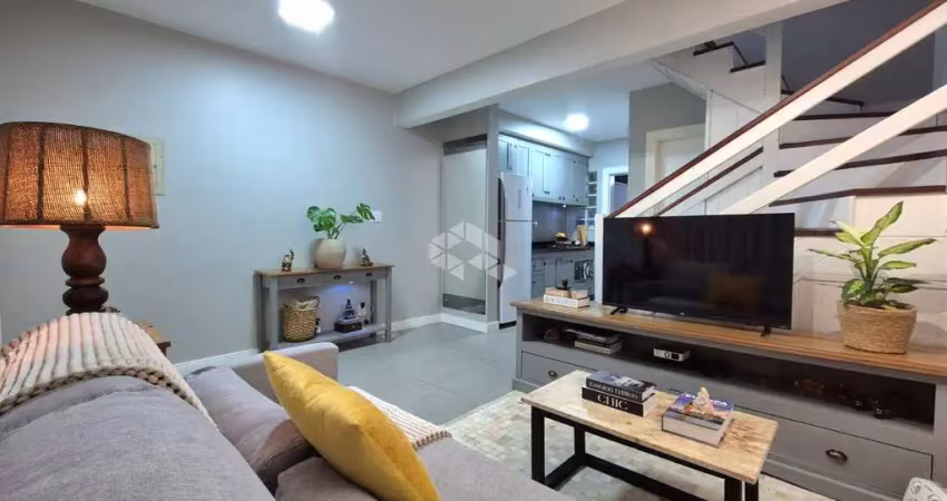 Casa sobrado em condomínio com 3 dormitórios e 2 vagas de garagem cobertas, no bairro humaitá, em porto alegre.