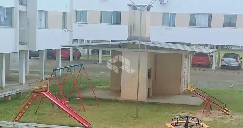 Apartamento a venda de 2 dormitórios semimobiliado em condomínio com vaga na restinga.